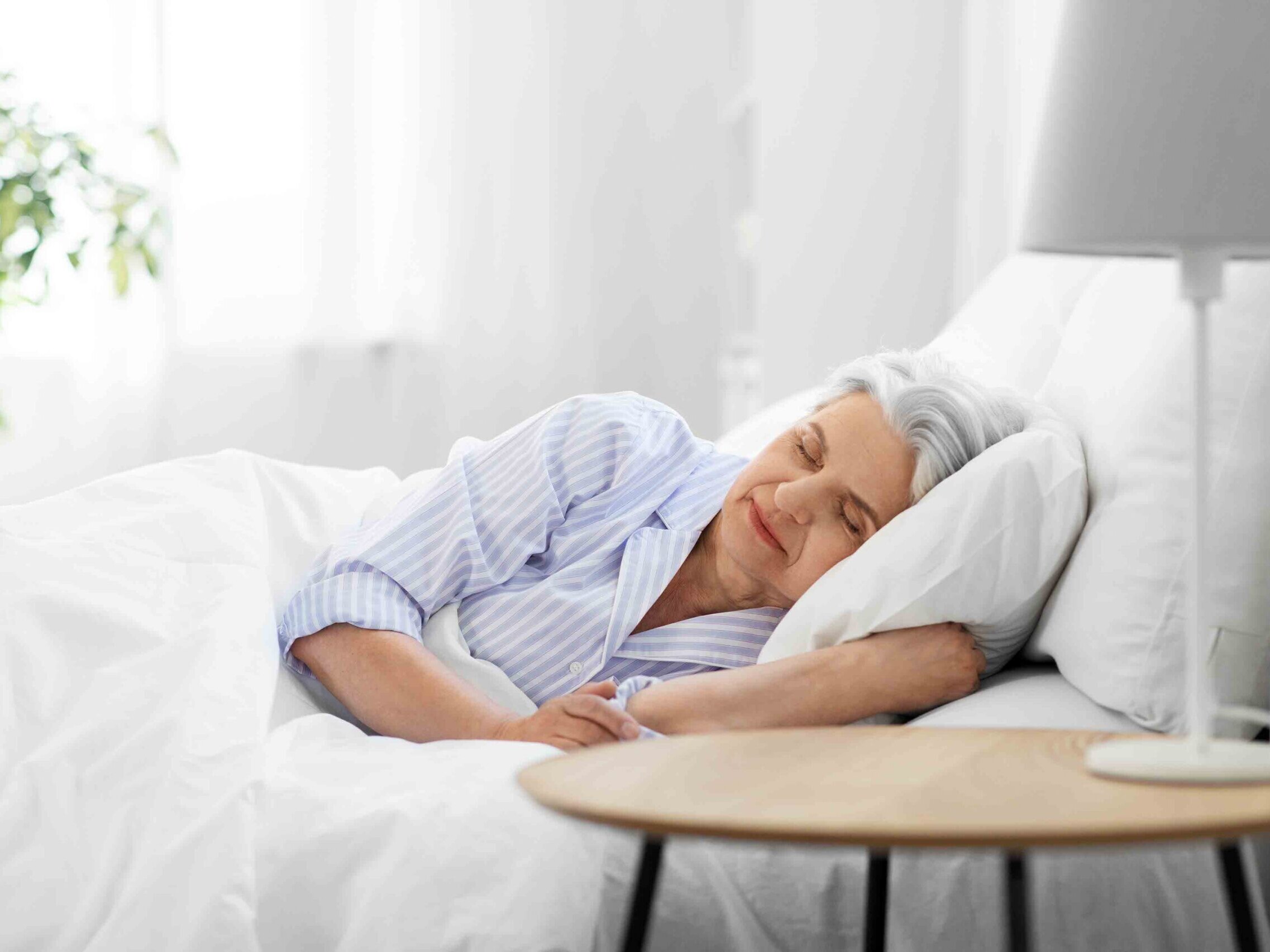 Seniorin die schläft entspannt
